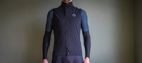 A man wearing the Nalini Reflex 3L vest 