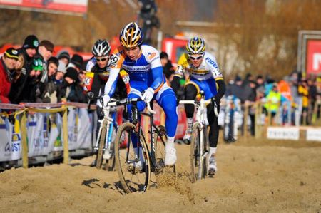 Stan Godrie (Rabobank-Giant Off-road Team) powers through the sand.