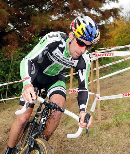 Tim Johnson (Cannondale/cyclocrossworld.com) chasing Powers.