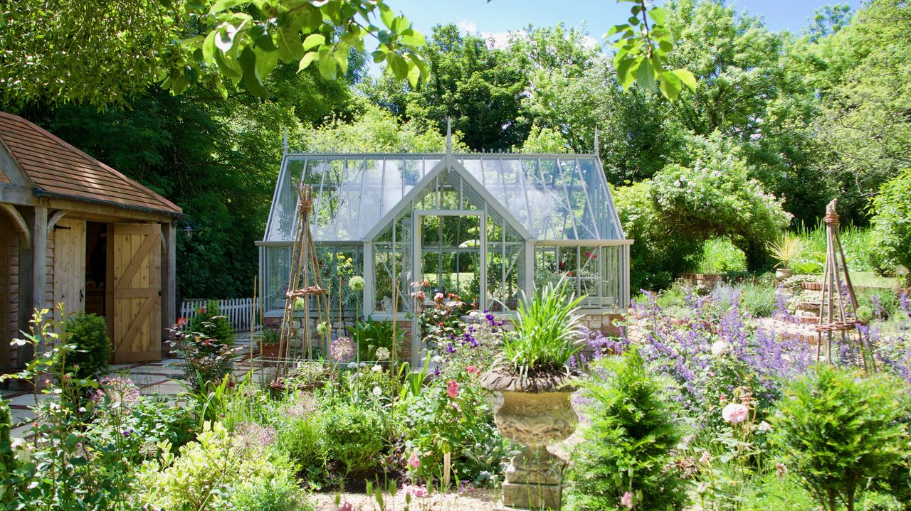 How to choose a greenhouse