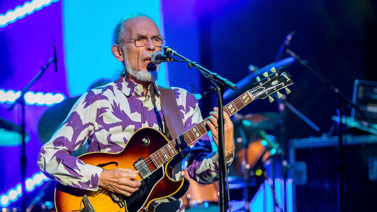 Steve Howe performing live