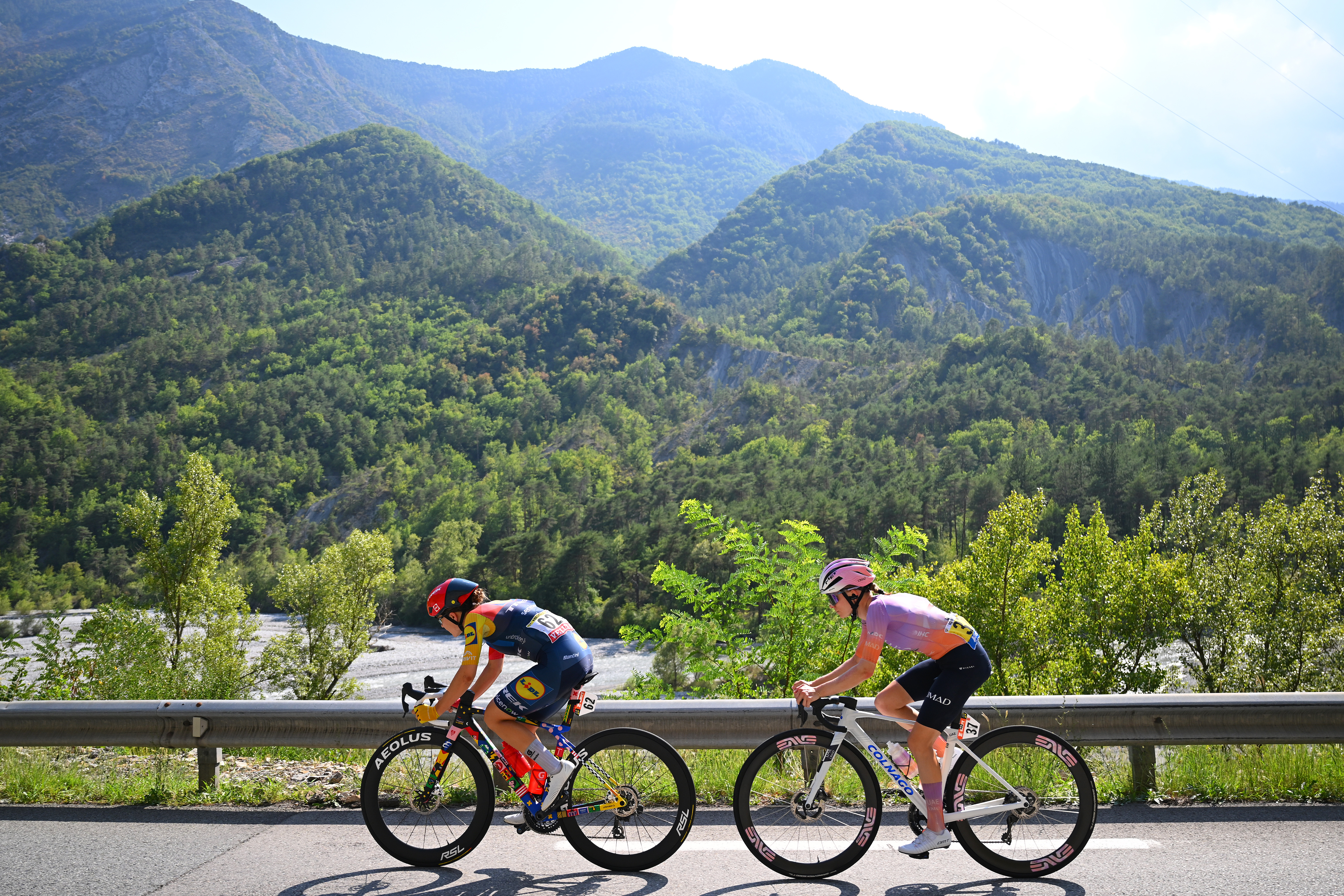 Tour de France Femmes stage 8 LIVE: Peloton begins closing the gap on two rider breakaway