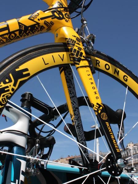 The new 6 Series Madone's fork still uses Trek's tapered E2 design and the cosmetic fork crown cap has been replaced with proper carbon fiber.