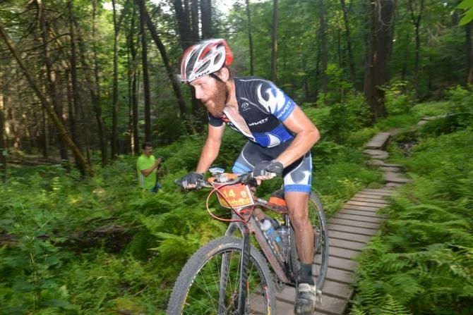 Ernesto Marenchin (Pivot Cycles) pushes hard on his way to 3rd place in the Singlespeed class