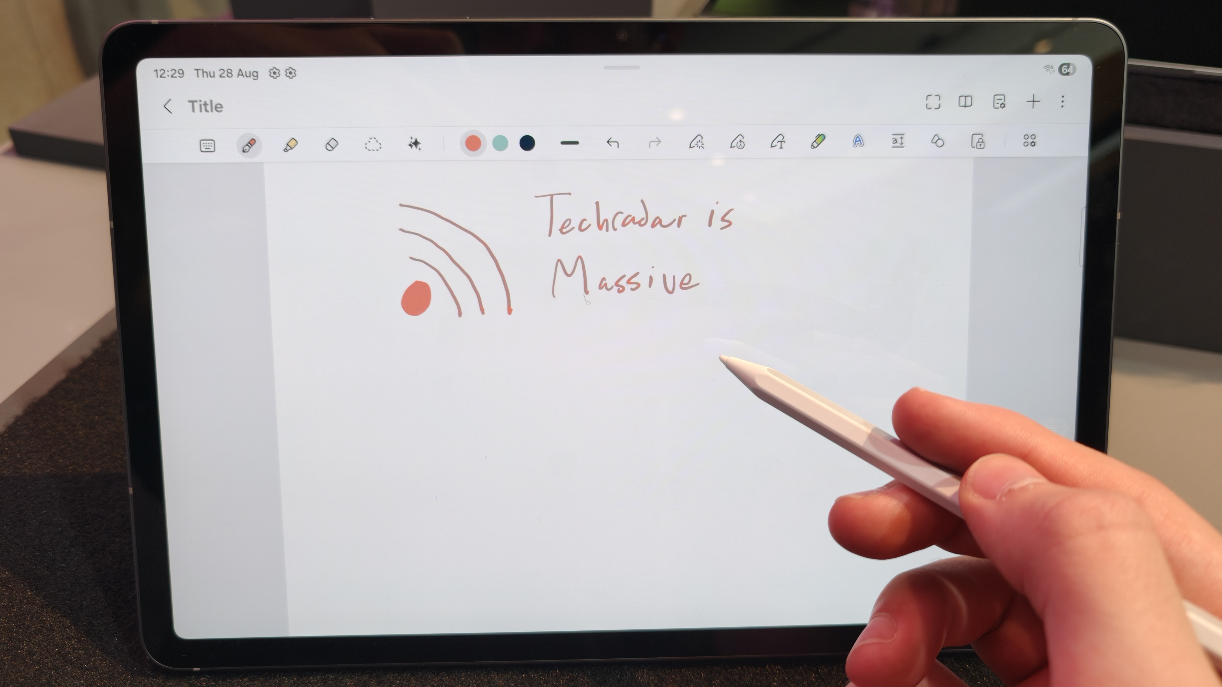 Galaxy Tab S11向Notes App開放。 Techradar徽標已被繪製。手寫文字閱讀：Techradar很大