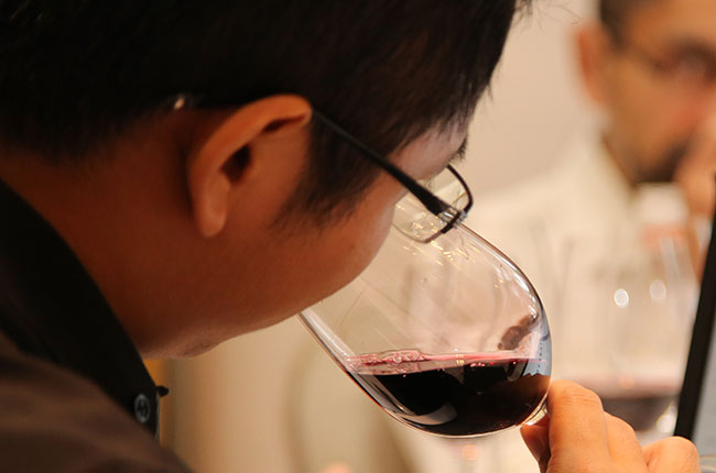 DAWA2016-tasting-red-wine.jpg