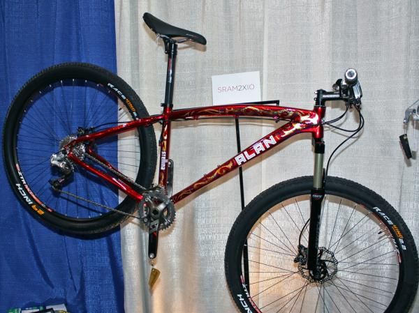 Stellina Sport brings raw made-to-order Alan frames into the US and then covers them in fantastic custom paintjobs.