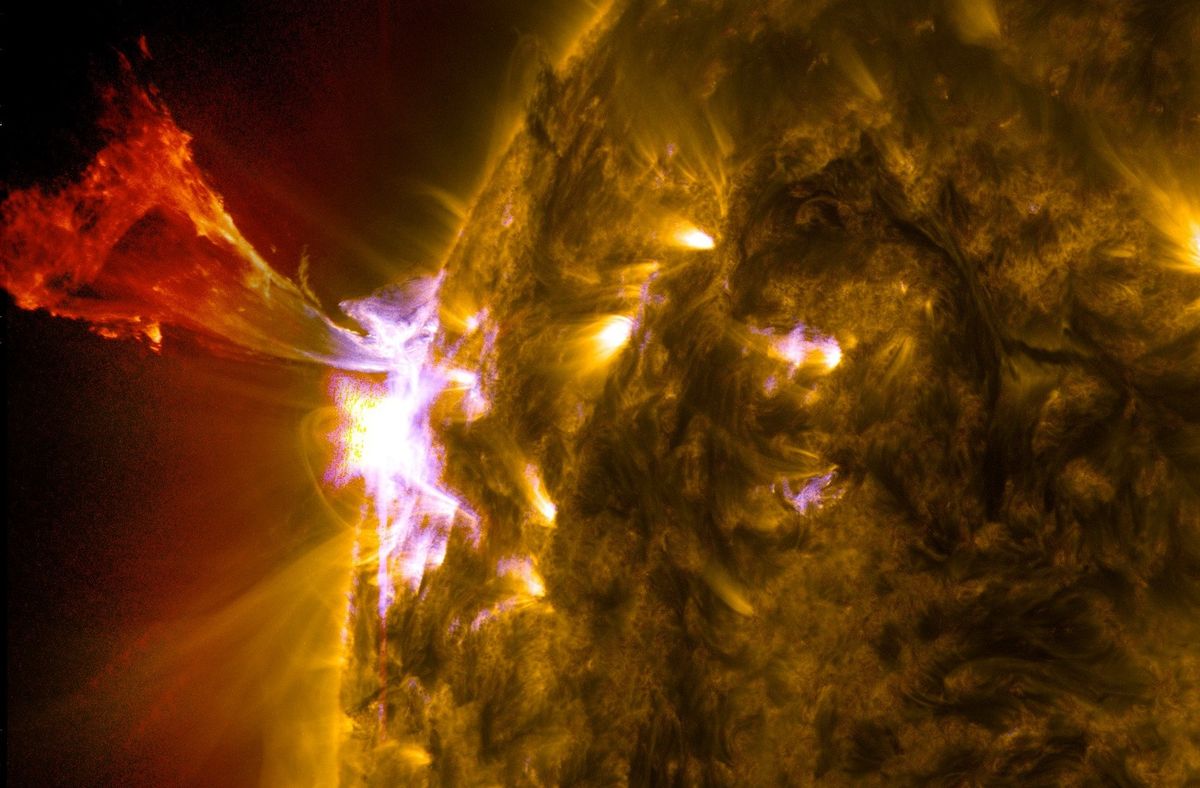 Uma grande explosão solar está se aproximando da Terra neste Halloween