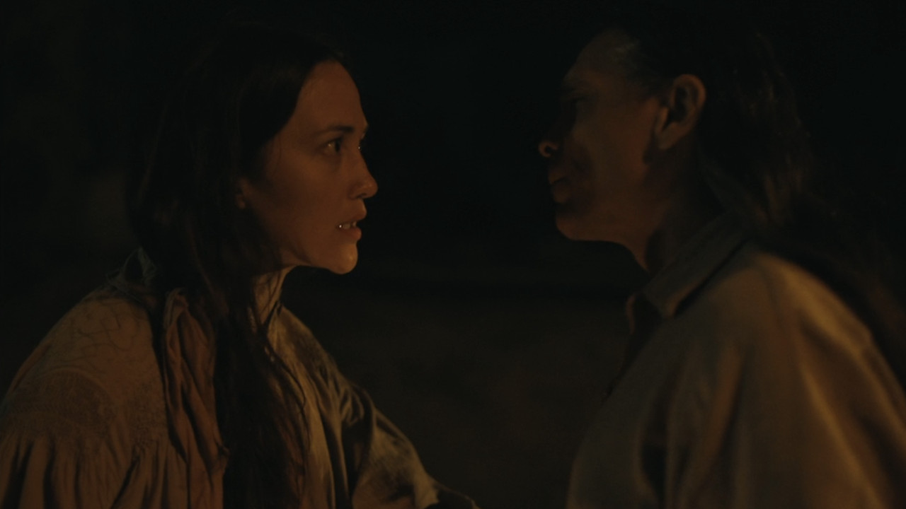 Marie (Lily Gladstone) y William Johnson (Zahn McClarnon) discuten en The Last Manhunt