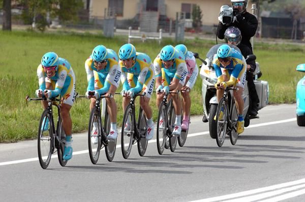 The Astana team of race leader Alexandre Vinokourov tries to keep its captain atop general classification.