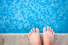 swimming pool, feet 