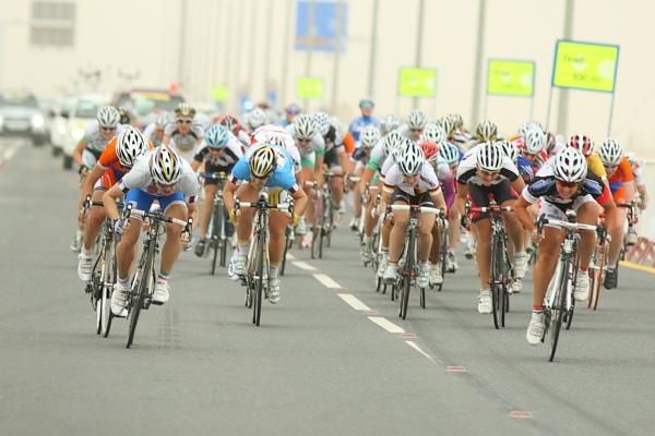 Giorgia Bronzini (Italy) sprints against Chloe Hosking (HTC - Columbia Women), Angela Hennig (Germany), Lauren Tamayo (United States) and Rochelle Gilmore (Lotto Ladies Team)