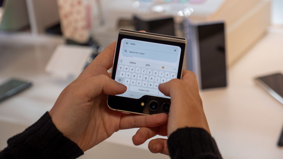 Typing on the cover screen of the Samsung Galaxy Z Flip 5