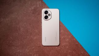 Honor 400 back view against blue and red background