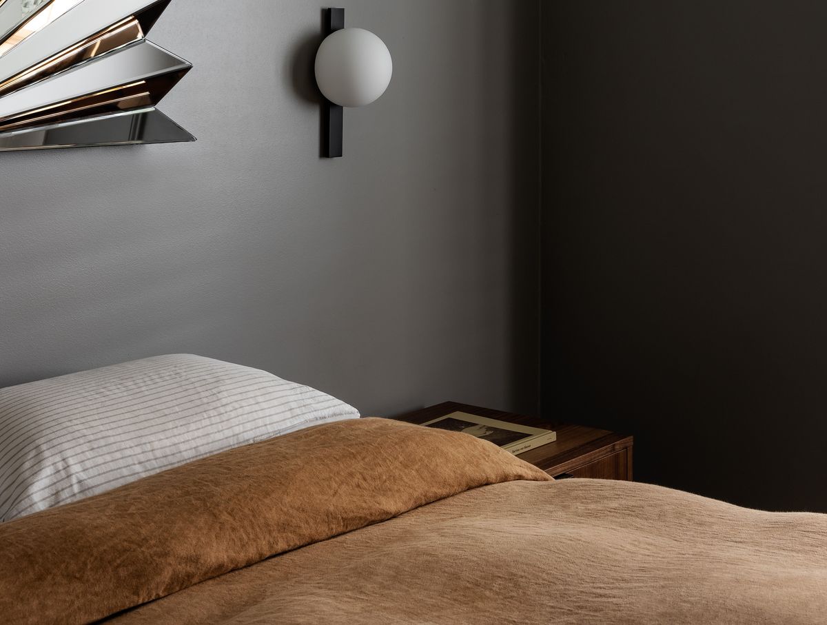 10 colors that go with dark grey for a deeply relaxing home