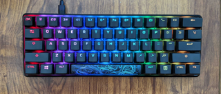 En bild på HyperX Alloy Origins 60-tangentbordet med RGB-belysningen på.