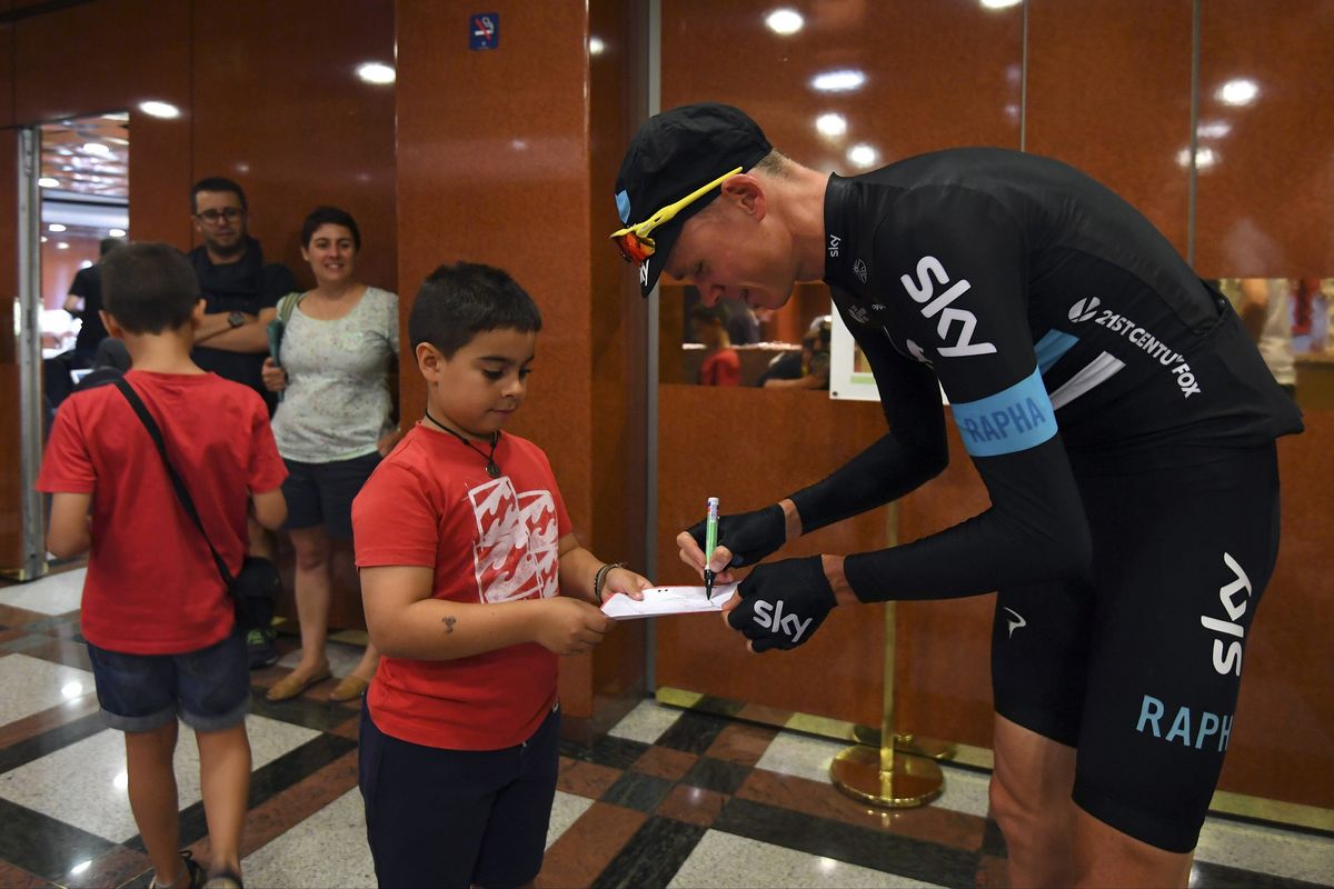 Chris Froome signs autographs on the rest day