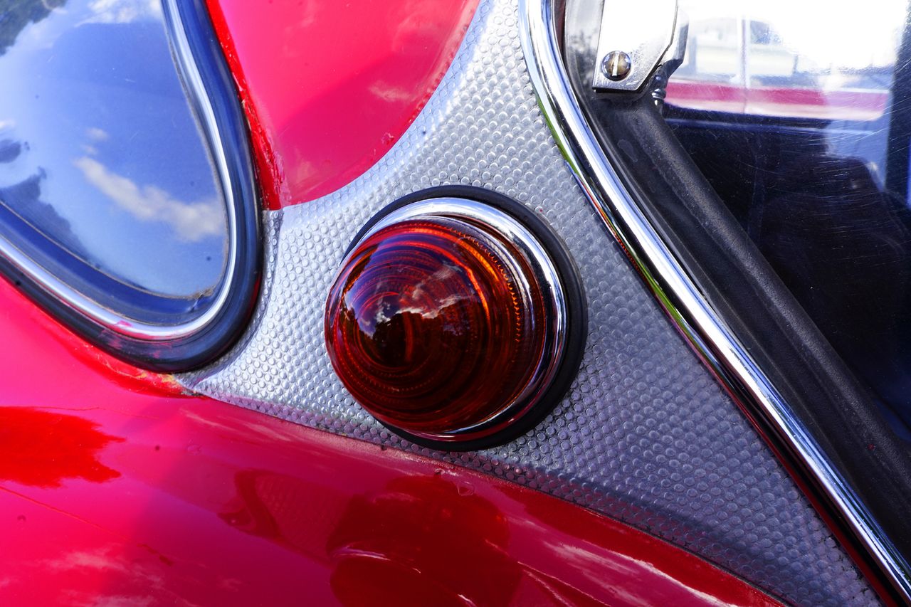 An indicator light of a red classic car