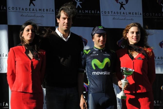 Juanjo Lobato (Movistar) gets his trophy as best Andalusian rider. There was a strong wind coming from the West, as notorious in the hair of both the podium girls and ex volleyball player Juanjo Salvador.