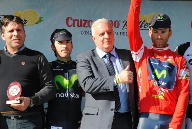 As usual in Spain, the authorities tend to step to the podium before the sportsmen. Izagirre gets relegated here in favor of a politician who shows a convenient Livestrong wristband