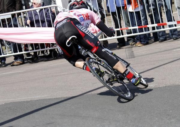 Cadel Evans hurtles through the final 10km.