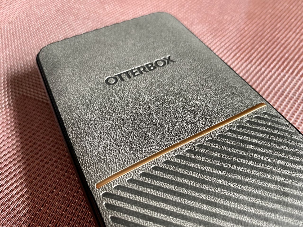Otterbox Fast Charge Power Bank Exterior Top Logo