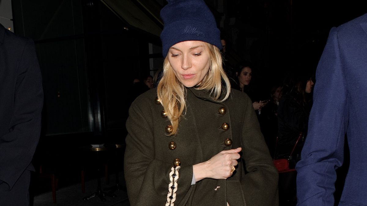 Le bonnet bleu marine confortable et le trench kaki surdimensionné de Sienna Miller nous ont tellement excités de nous envelopper au chaud avec style.