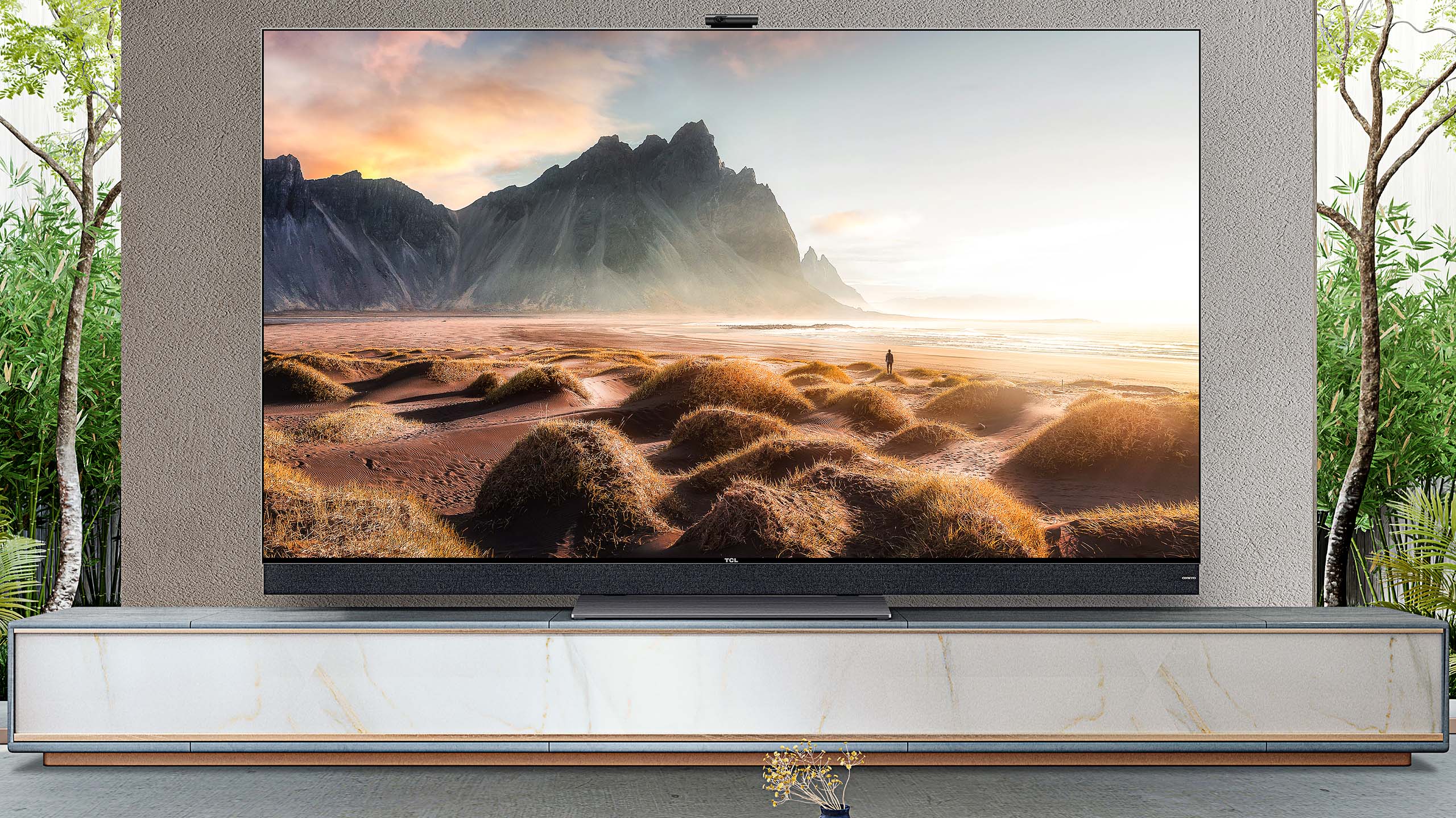 TCL X92 på tv-bänk