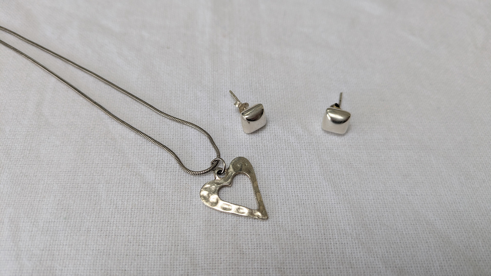 Cleaning silver jewelry with aluminum foil