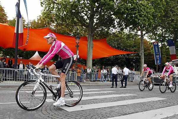 Axel Merckx (T-Mobile) in a 'break' during the lap of honour in his last Tour.