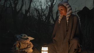 Ahsoka Tano lächelt Grogu in The Mandalorian Staffel 2 an