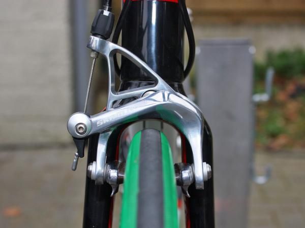 There's a good amount of clearance in the fork around the top - and especially to the sides - of the massive 27mm Vittoria tubulars.