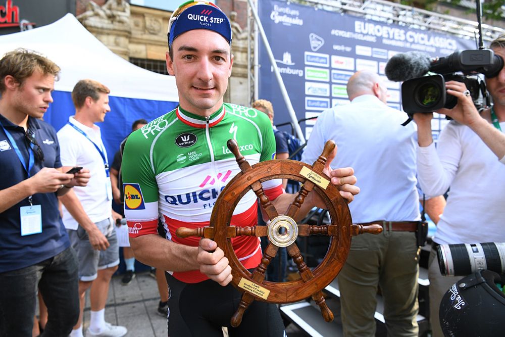 Elia Viviani (Quick-Step Floors) wins EuroEyes Cyclassics Hamburg, shows off his trophy