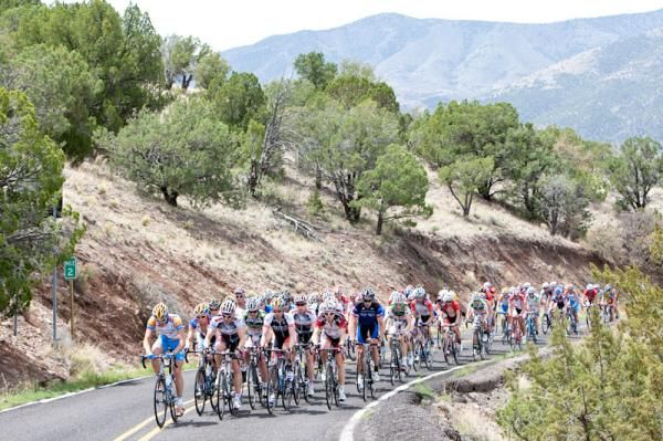 The front of the men's field closes in on the climb.