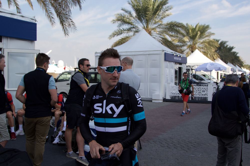 Elia Viviani arrives at the stage start