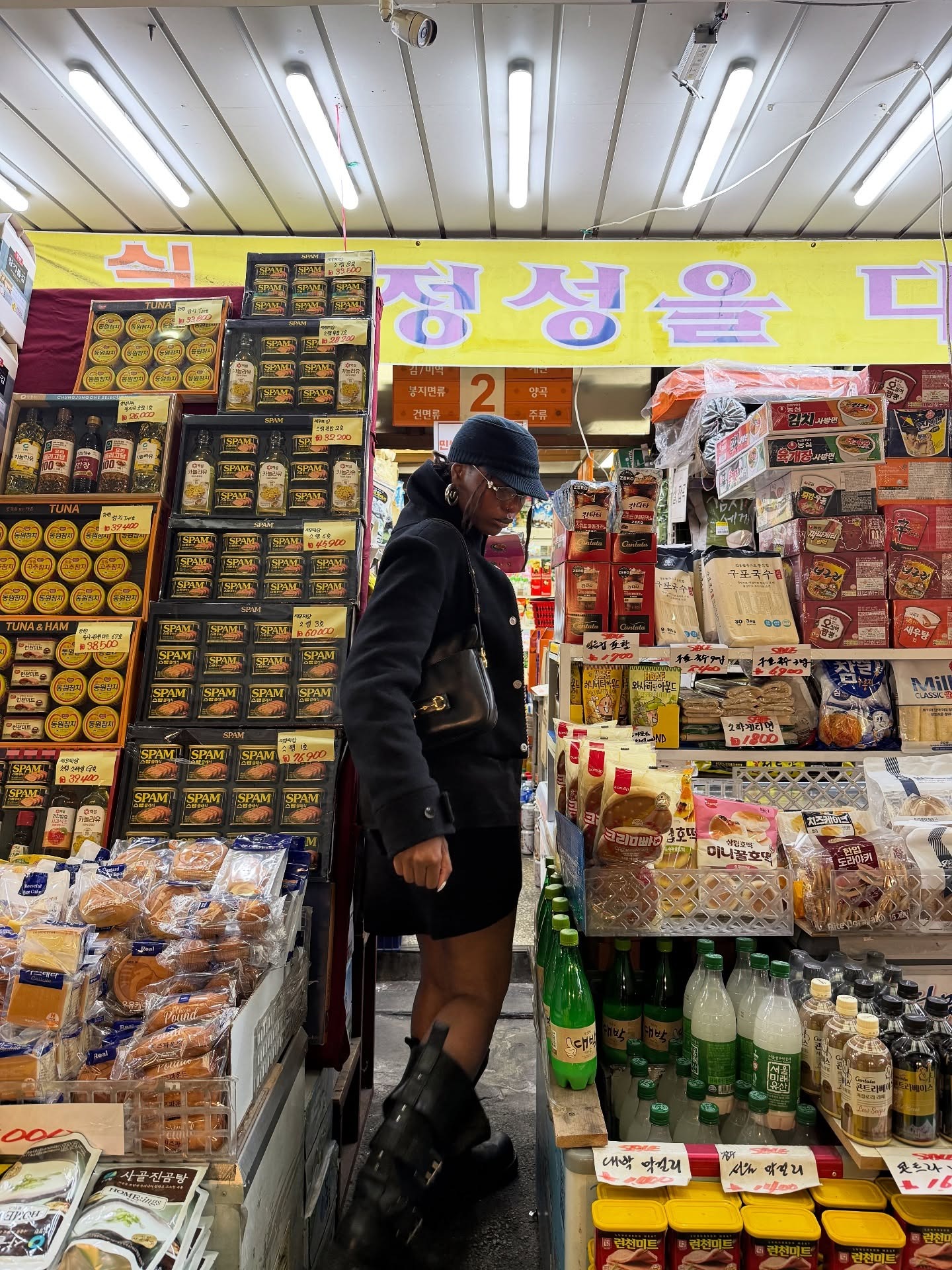 Woman wears black cap, black coat and black gucci bag