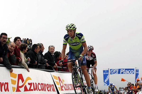 Leonardo Bertagnolli (Liquigas) gets the better of Chris Anker S&oslash;rensen