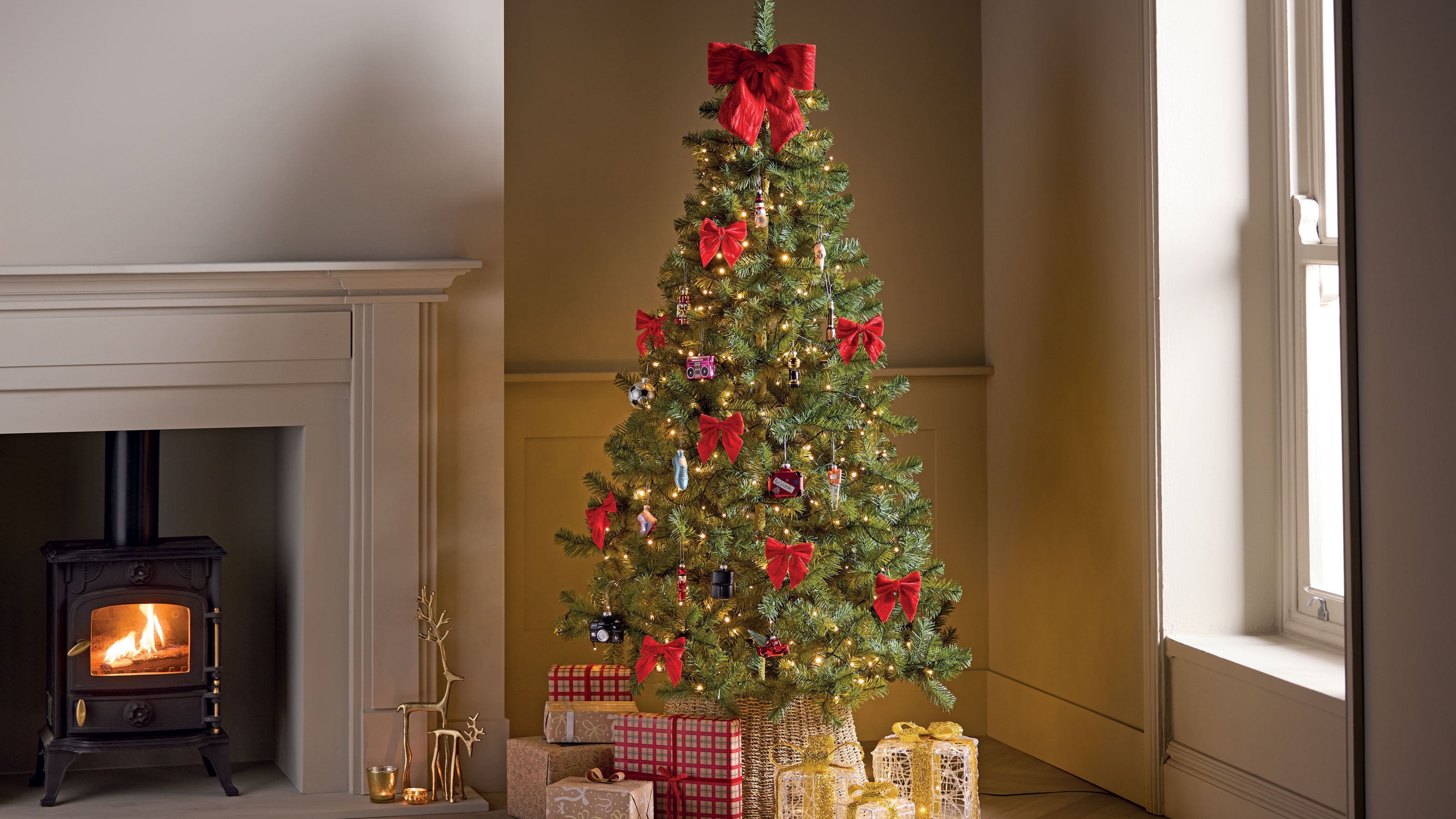 Aldi Christmas tree with red bows