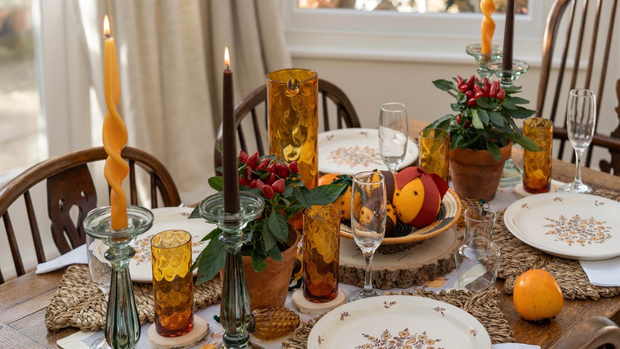 Natural designed Christmas table with wicker mats and brown tones