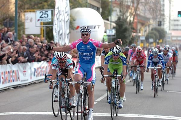 Alessandro Petacchi (Lampre-Farnese Vini) outsprints Enrico Rossi (Ceramica Flaminia) and Jacopo Guarnieri (Liquigas-Doimo) for the victory.