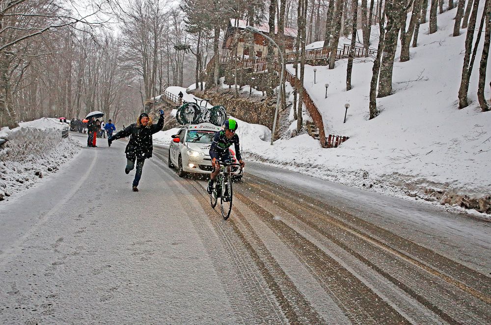 A fan encourages Quintana in the snow.