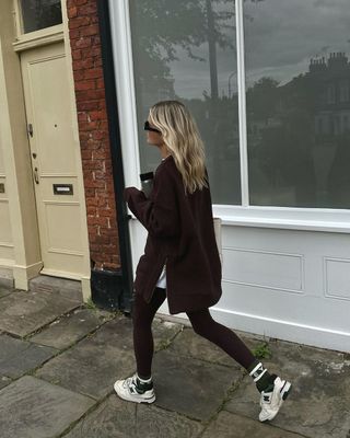 @lucywilliams02 wearing leggings and trainers