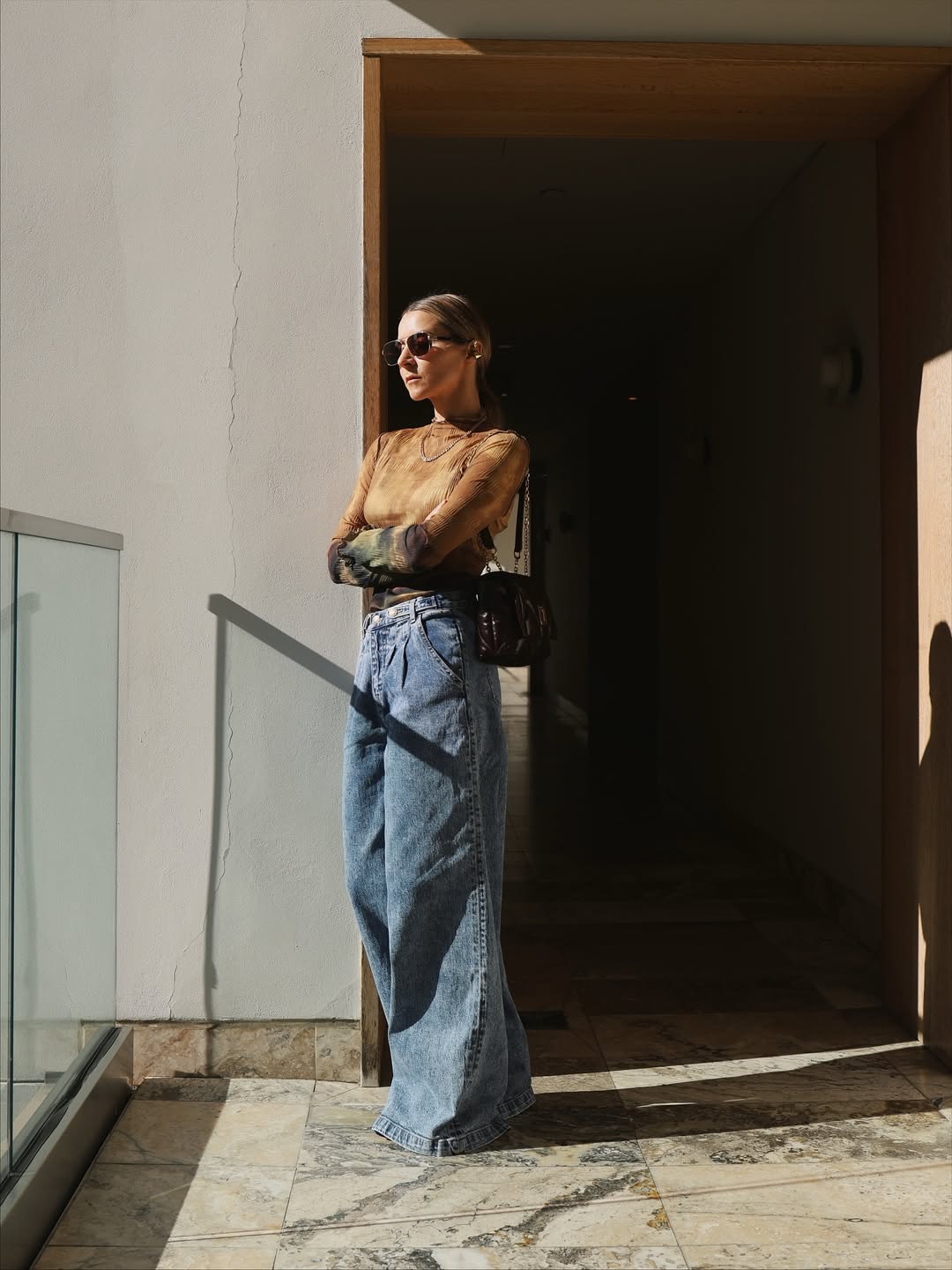 Julia Comil in baggy jeans.