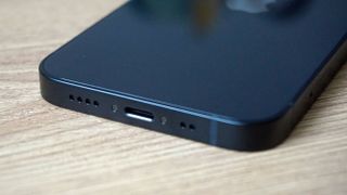 Bundkanten på en iPhone 13 mini med synlig Lightning-port og højtalere