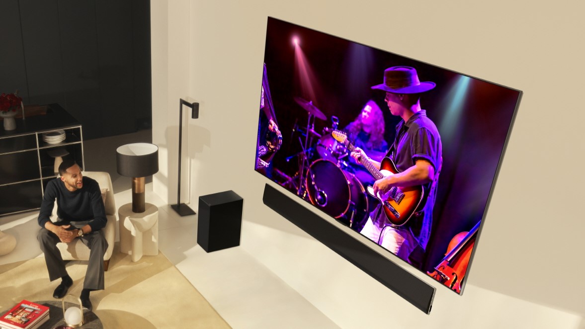 Das LG G4 OLED an einer Wand in einem Wohnzimmer.