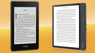 To e-bogslæsere med tændt skærm og tekst på gul baggrund