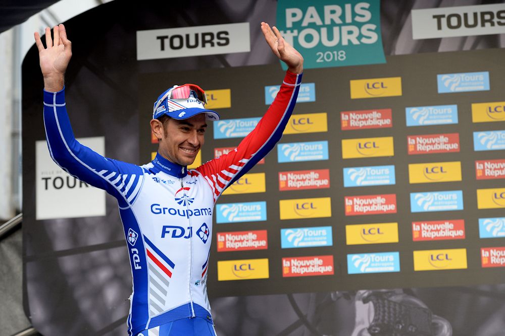 Jeremy Roy on the podium acknowledging his retirement after Paris-Tours