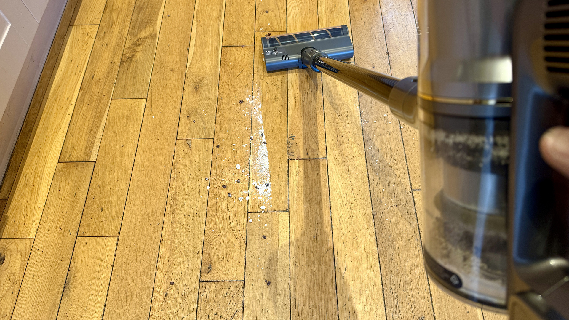 Dreame R20 cordless vacuum showing results of suction test on hard floor