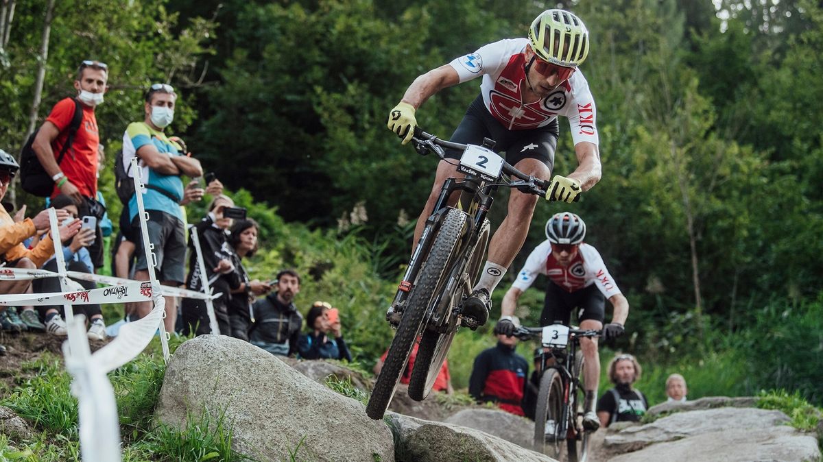 Nino Schurter leading the field at 2021 UCI Mountain Bike World Championship