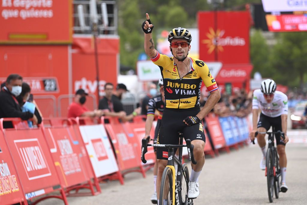 Primož Roglič (Jumbo-Visma) wins stage 8 ahead of Remco Evenepoel (Soudal-Quick Step)